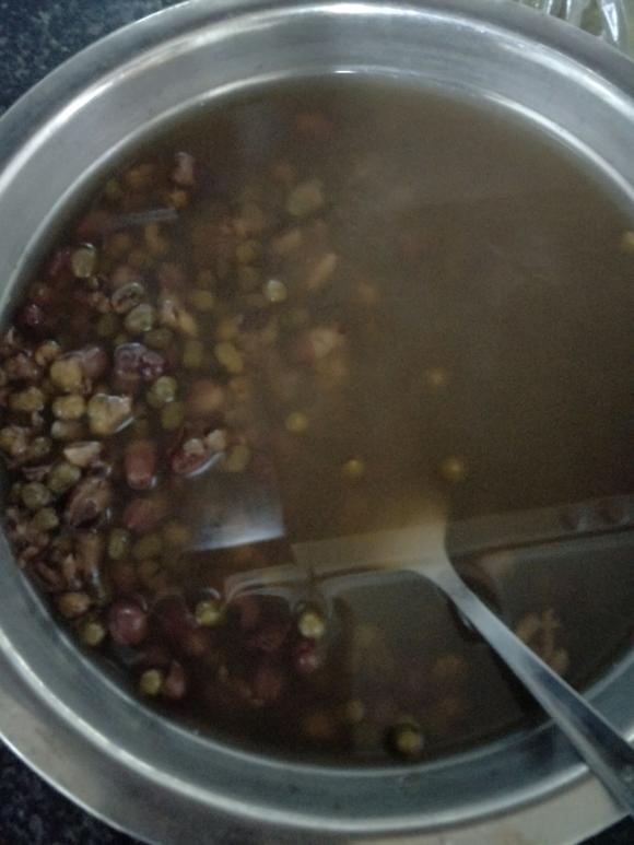 夏季去火：清凉红豆绿豆糯米汤