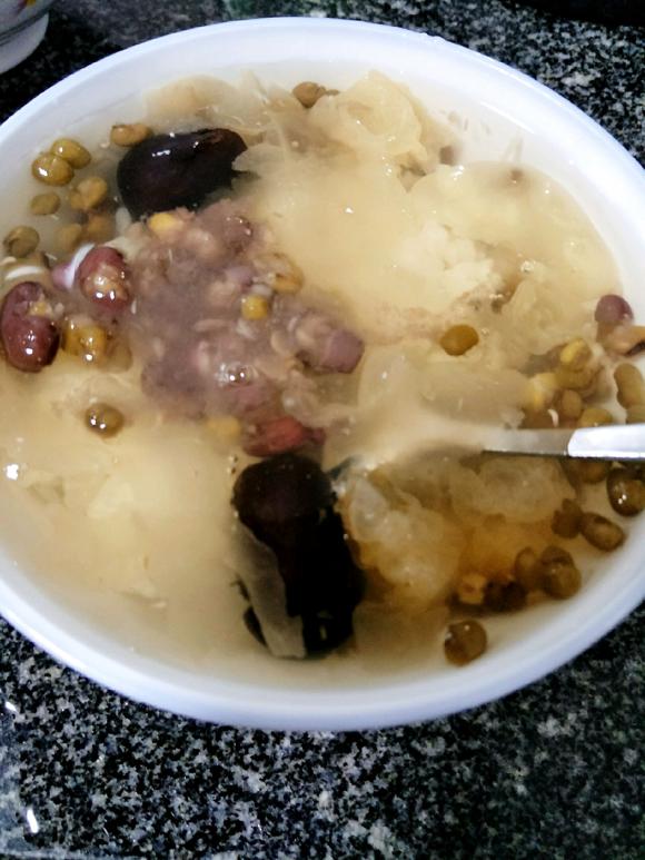 夏季去火：清凉红豆绿豆糯米汤