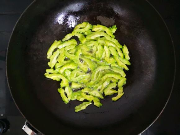 去火有营养的食物-苦瓜炒蛋，苦瓜炒蛋怎么炒好吃又不苦