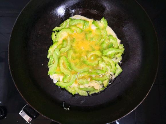 去火有营养的食物-苦瓜炒蛋，苦瓜炒蛋怎么炒好吃又不苦