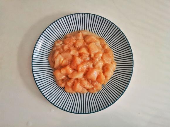 减脂餐食谱:黄瓜炒鸡丁好吃不胖