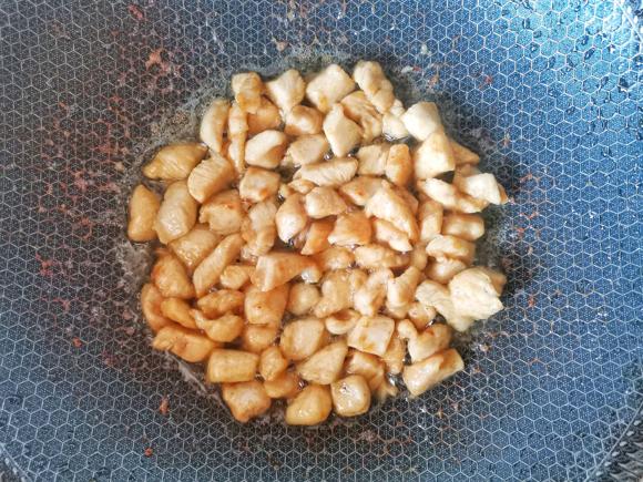 减脂餐食谱:黄瓜炒鸡丁好吃不胖