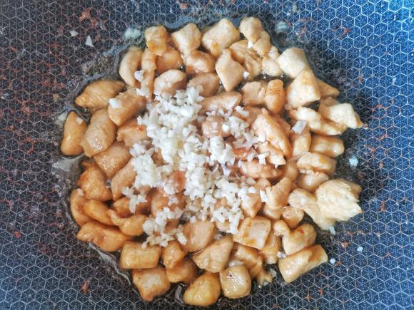 减脂餐食谱:黄瓜炒鸡丁好吃不胖