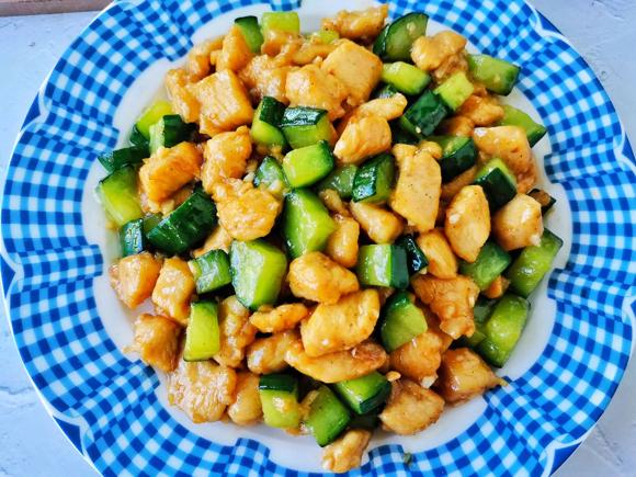 减脂餐食谱:黄瓜炒鸡丁好吃不胖