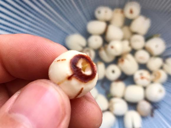 夏季美白护肤提高免疫力汤羹：银耳莲子羹