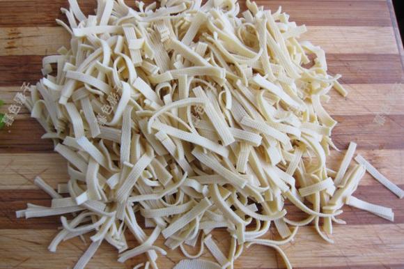 提高免疫力：干豆腐猪肉炒小辣椒