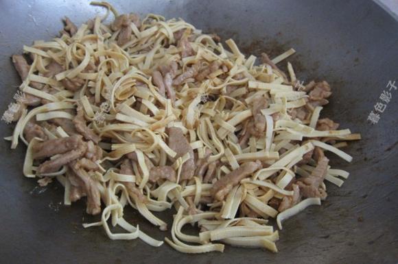 提高免疫力：干豆腐猪肉炒小辣椒