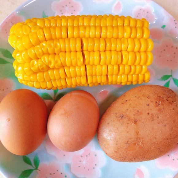 减脂低卡低脂减肥餐：玉米粒黄瓜鸡蛋土豆沙拉