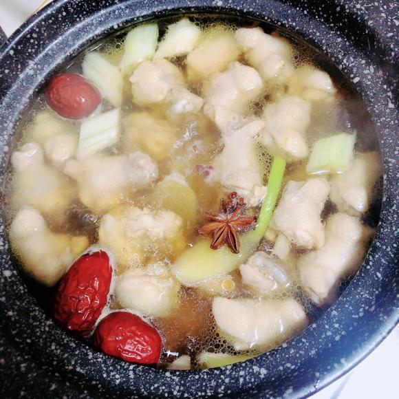 脾胃虚弱调理食谱:板栗鸡汤