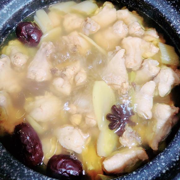 脾胃虚弱调理食谱:板栗鸡汤