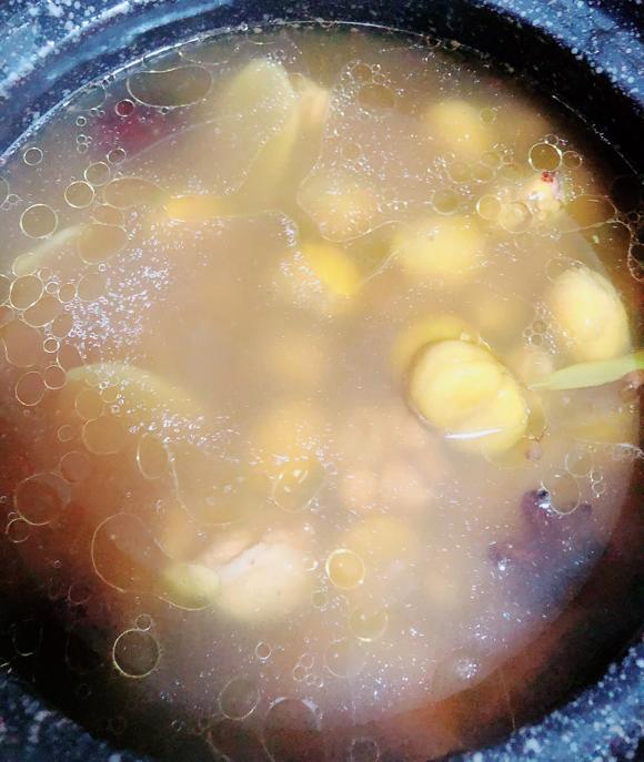 脾胃虚弱调理食谱:板栗鸡汤