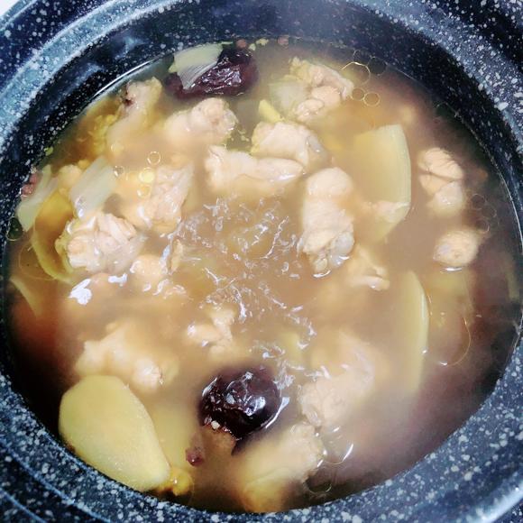 脾胃虚弱调理食谱:板栗鸡汤