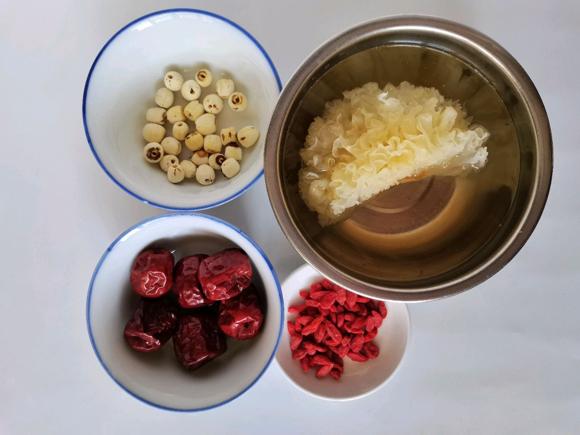新冠后食补就喝红枣银耳莲子羹，增强免疫力