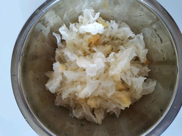 新冠后食补就喝红枣银耳莲子羹，增强免疫力