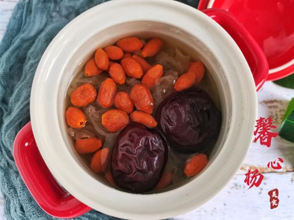 新冠后食补就喝红枣银耳莲子羹，增强免疫力