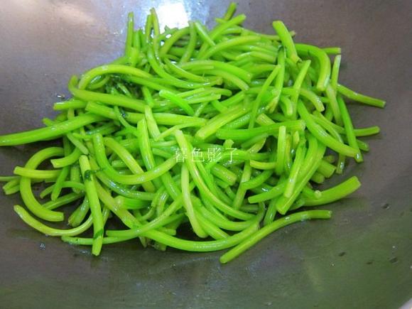 夏季清热去火养胃肠：凉拌茼蒿