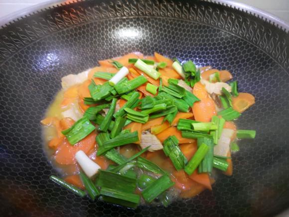 提升免疫力:五花肉炒胡萝卜片 提升免疫力:五花肉炒胡萝卜片