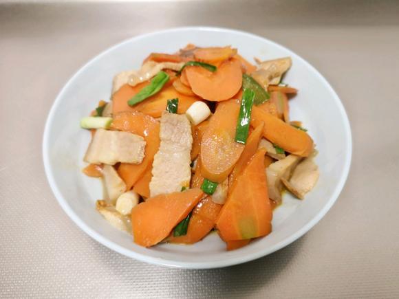 提升免疫力:五花肉炒胡萝卜片 提升免疫力:五花肉炒胡萝卜片