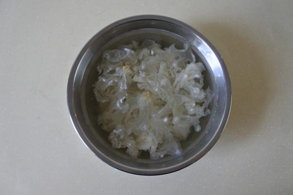 感冒伤肺了怎么办？吃银耳雪梨百合甜汤-润肺止咳又能增强免疫力