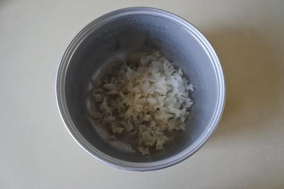 感冒伤肺了怎么办？吃银耳雪梨百合甜汤-润肺止咳又能增强免疫力