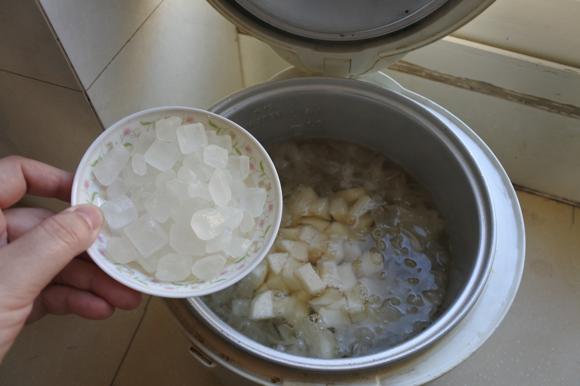 感冒伤肺了怎么办？吃银耳雪梨百合甜汤-润肺止咳又能增强免疫力