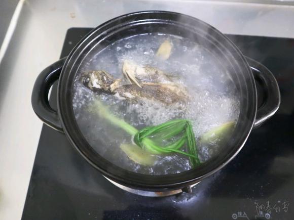 宝宝增强免疫力补钙：黄骨鱼豆腐汤