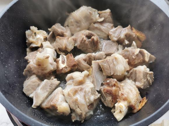 羊肉焖饭，肉鲜饭香，常吃还能增强身体免疫力