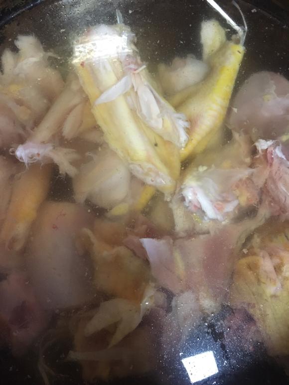 炖鸡肉不老的秘诀～冬菇养生鲜鸡汤（增强免疫力）