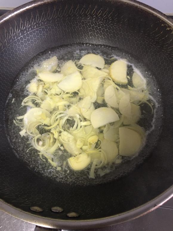 炖鸡肉不老的秘诀～冬菇养生鲜鸡汤（增强免疫力）