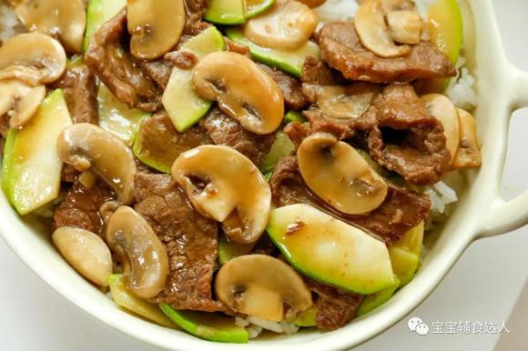 宝宝辅食点心：口蘑西葫芦炒牛肉
