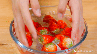 草莓酱热牛乳的做法【宝宝辅食食谱】