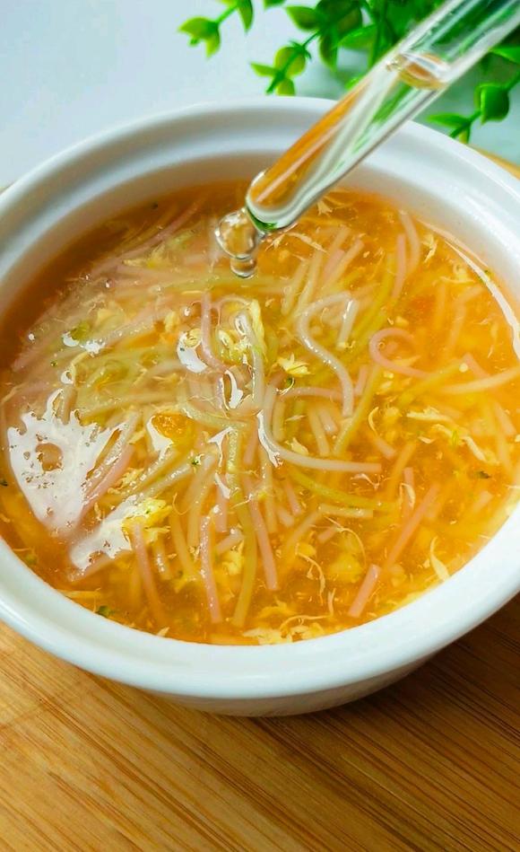 宝宝易消化辅食：胡萝卜蛋黄小小面
