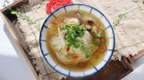 提高机体免疫力：隔水清炖香菇鸡汤