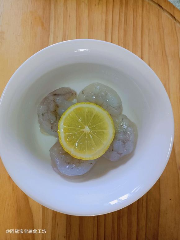 春季助长如何提高宝宝身体免疫力和抵抗力：胡萝卜虾泥盒子