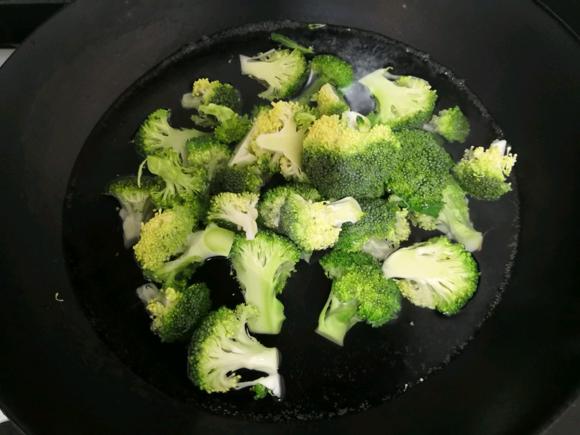 进补增强免疫力•牛肉片佐西兰花 进补增强免疫力•牛肉片佐西兰花
