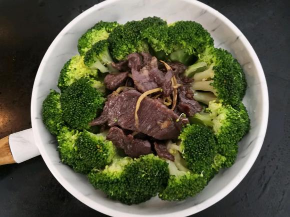 进补增强免疫力•牛肉片佐西兰花 进补增强免疫力•牛肉片佐西兰花