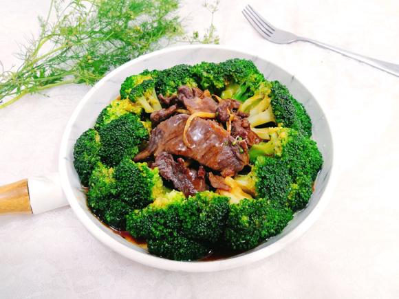 进补增强免疫力•牛肉片佐西兰花