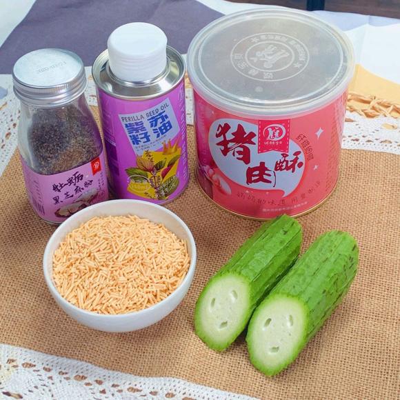 宝宝辅食-提高视力【丝瓜胡萝卜颗粒面】