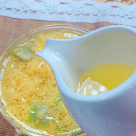 宝宝辅食-提高视力【丝瓜胡萝卜颗粒面】