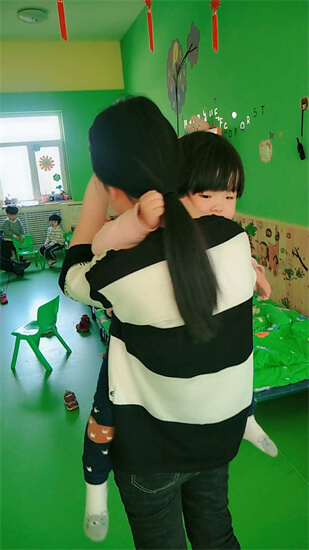 奶睡、抱睡、摇睡，不省事还易伤宝宝大脑，5招让宝宝睡眠更规律