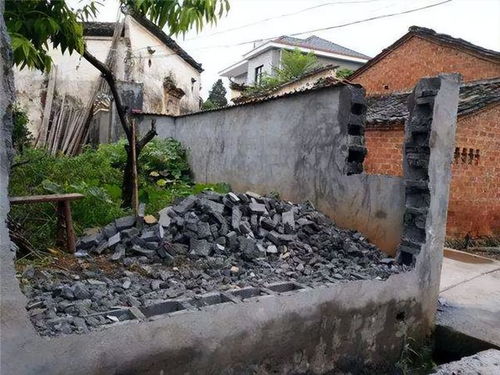 全面清查农村违章建筑，确保农房安全和规范